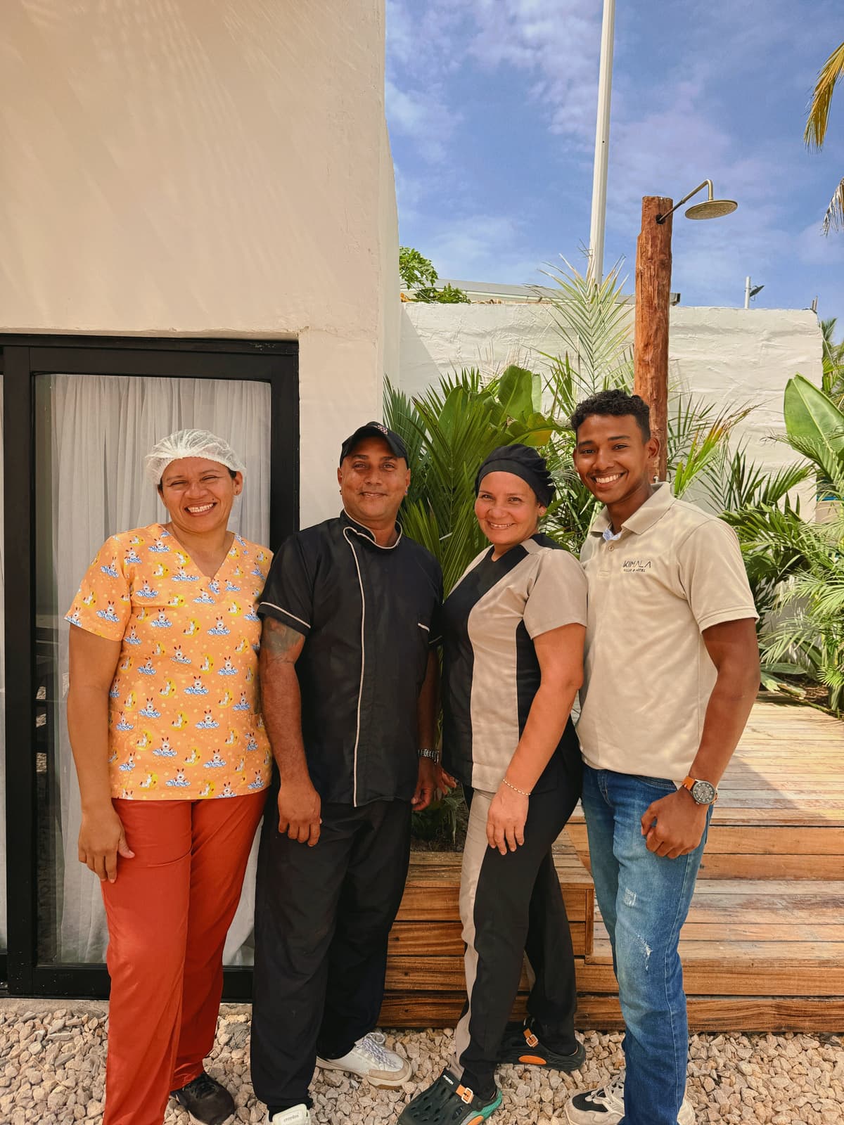 Equipo de Destidnos y del staff de Hotel Kiimala en Coveñas