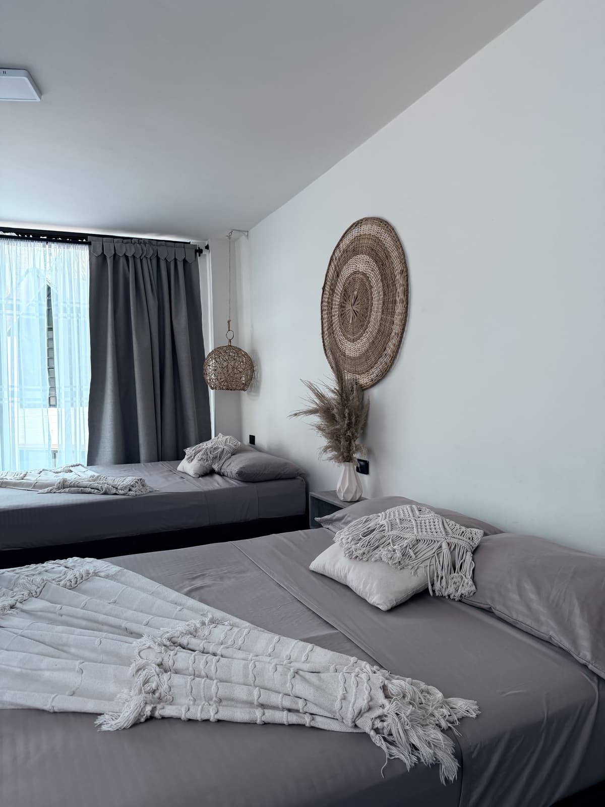 Habitación doble de Hotel Kiimala con ambiente nocturno acogedor