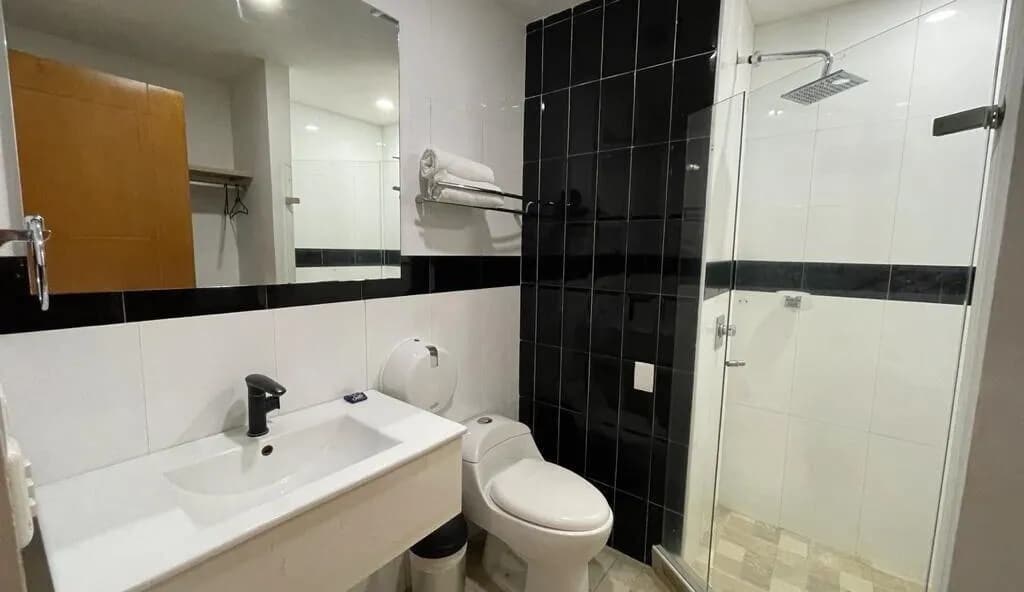 Baño moderno de Hotel Vadamar con acabados en tonos oscuros