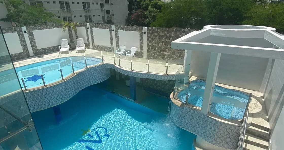 Piscina de Hotel Vadamar en Santa Marta durante el día