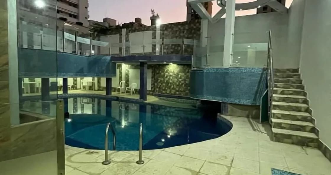 Piscina de Hotel Vadamar iluminada durante la noche