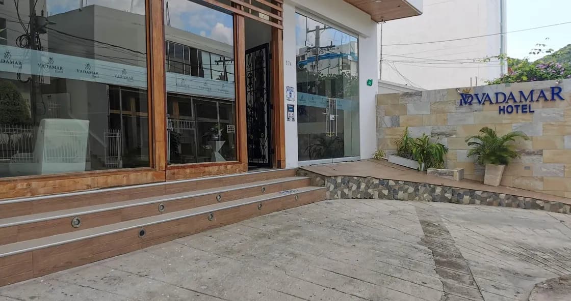 Fachada y entrada principal de Hotel Vadamar en Santa Marta