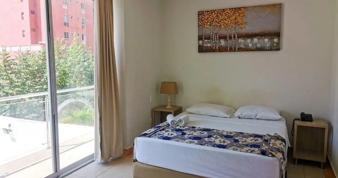 Habitación de Hotel Vadamar con balcón y vista a la ciudad