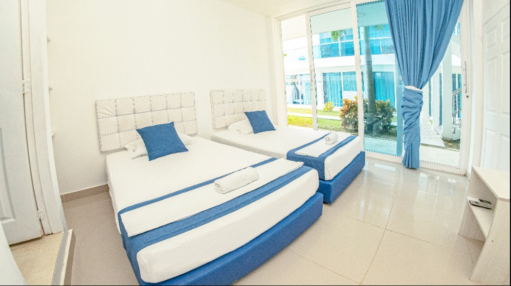 Habitación de Palma Linda con camas gemelas y terraza privada