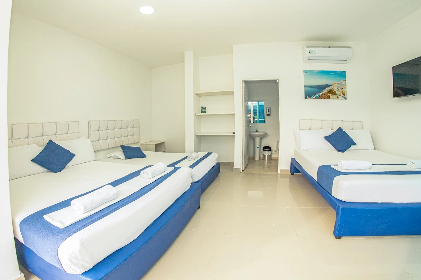 Habitación de Palma Linda con varias camas para grupos