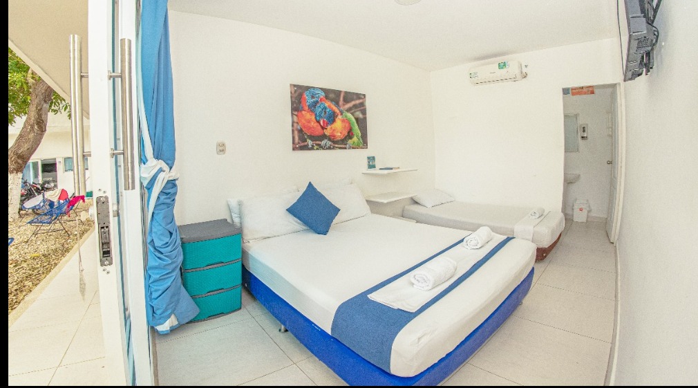 Habitación de Palma Linda con cuadro decorativo de guacamaya