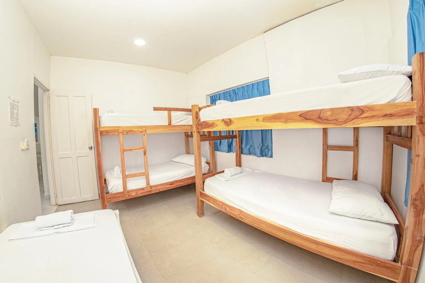 Habitación de Palma Linda con cuatro literas para grupos