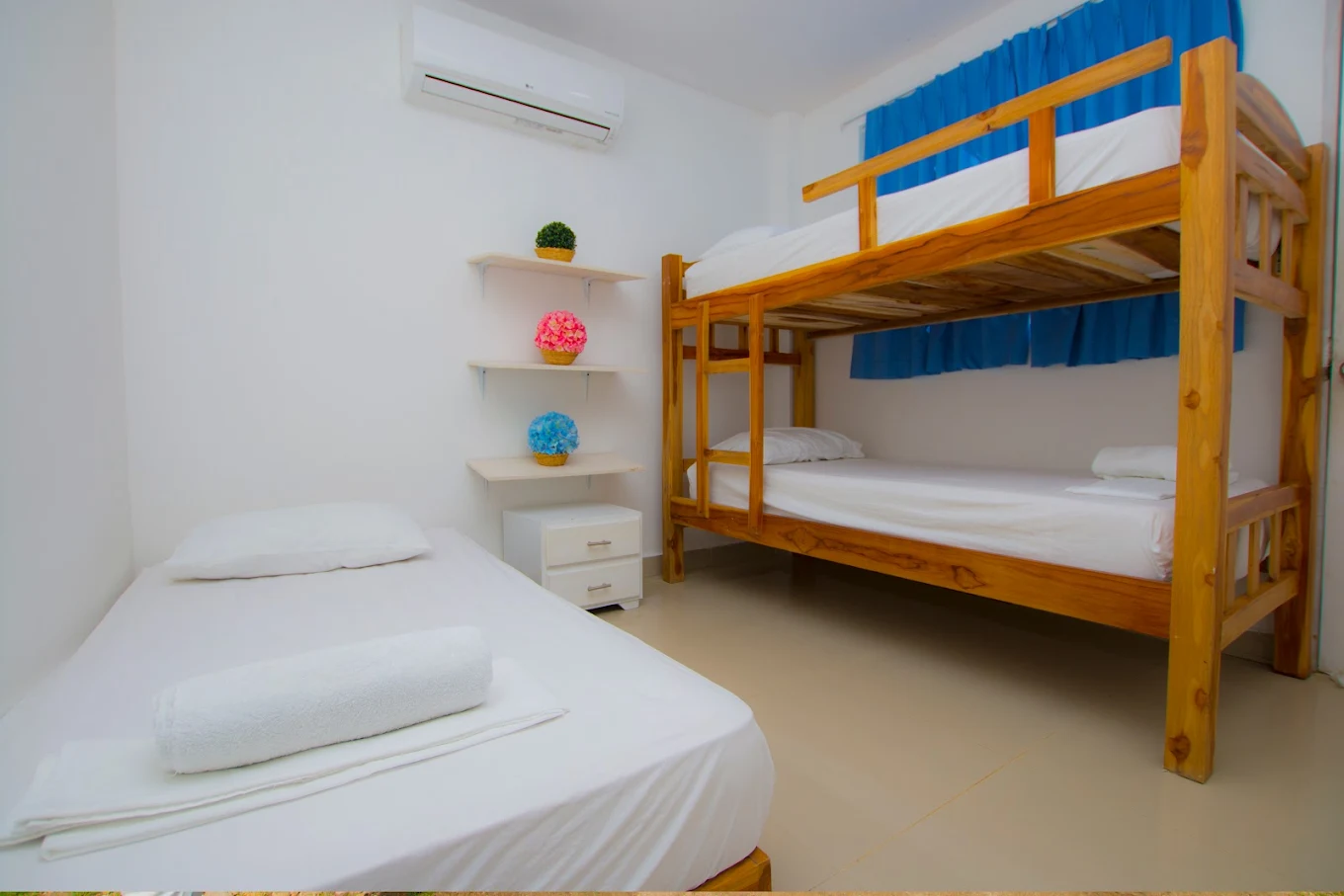 Habitación de Palma Linda con litera y estantes de madera