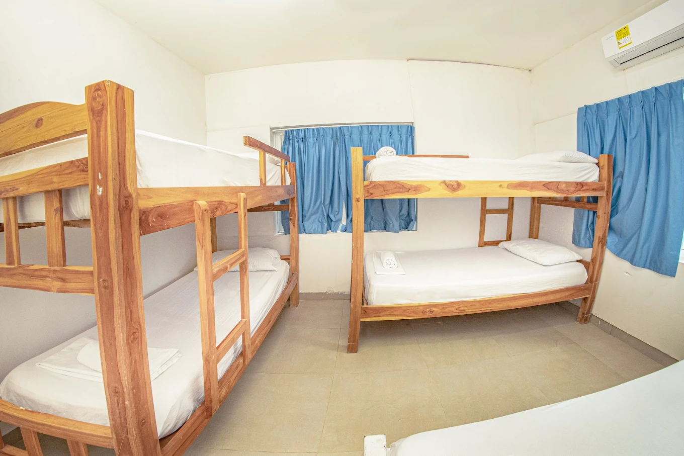 Habitación de Palma Linda con literas y cortinas azules