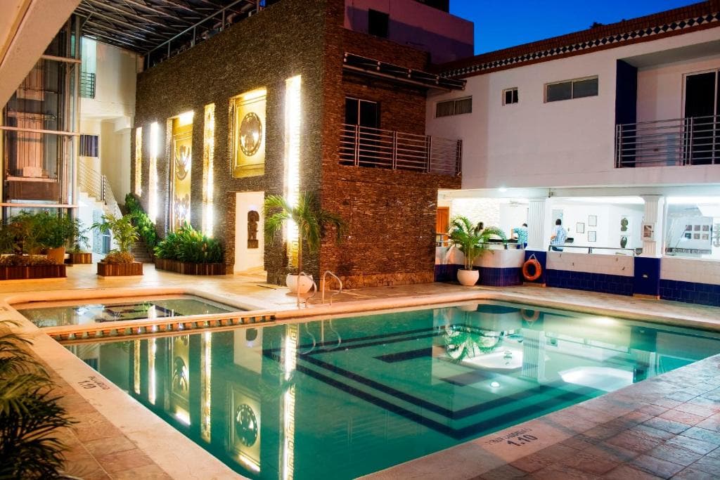 Piscina de Hotel Tayrona Rodadero iluminada durante la noche