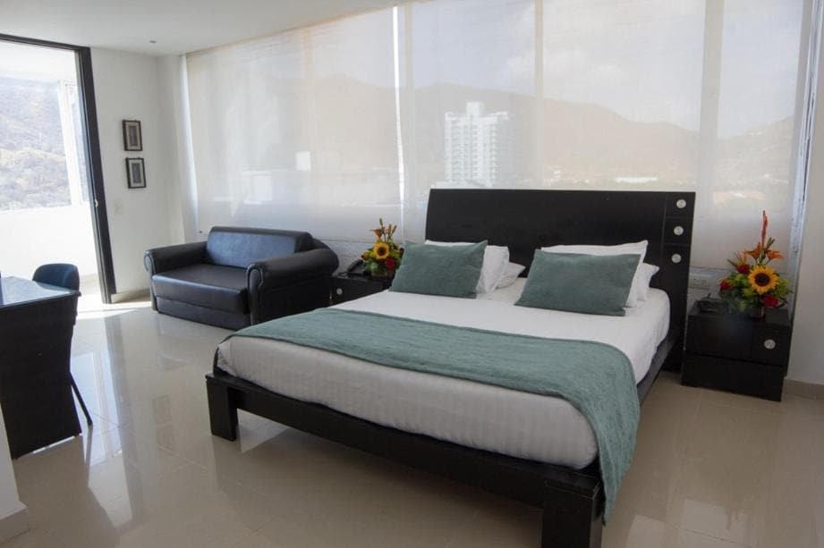 Habitación de Hotel Tayrona Rodadero con balcón y vista a los edificios de El Rodadero