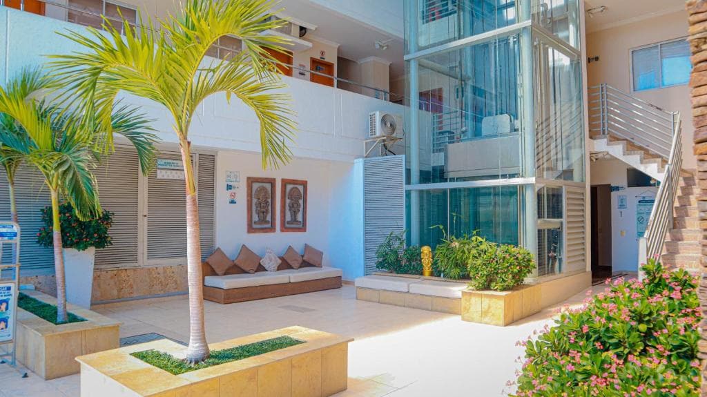 Lobby de Hotel Tayrona Rodadero con palmeras y zona de descanso