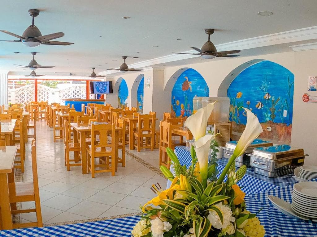 Comedor del restaurante de Hotel Tayrona Rodadero decorado con flores