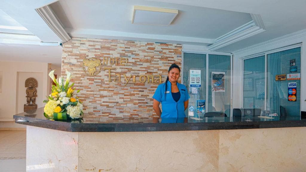 Recepción de Hotel Tayrona Rodadero con una colaboradora del hotel atendiendo el mostrador