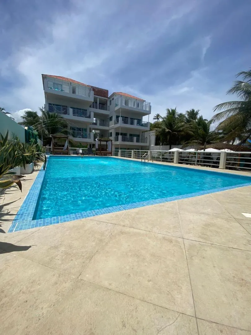 Piscina de Torre Blanca con el edificio blanco de fondo bajo un cielo despejado
