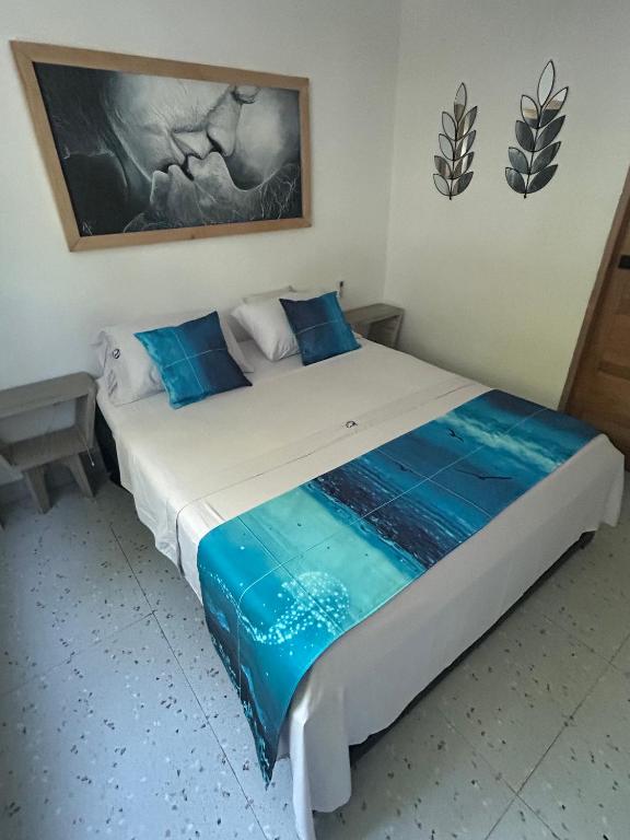 Habitación doble de Torre Blanca con cuadro decorativo y cojines azules